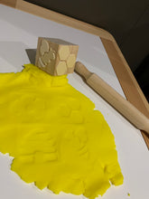 Load image into Gallery viewer, Playdough stamp - Bee
