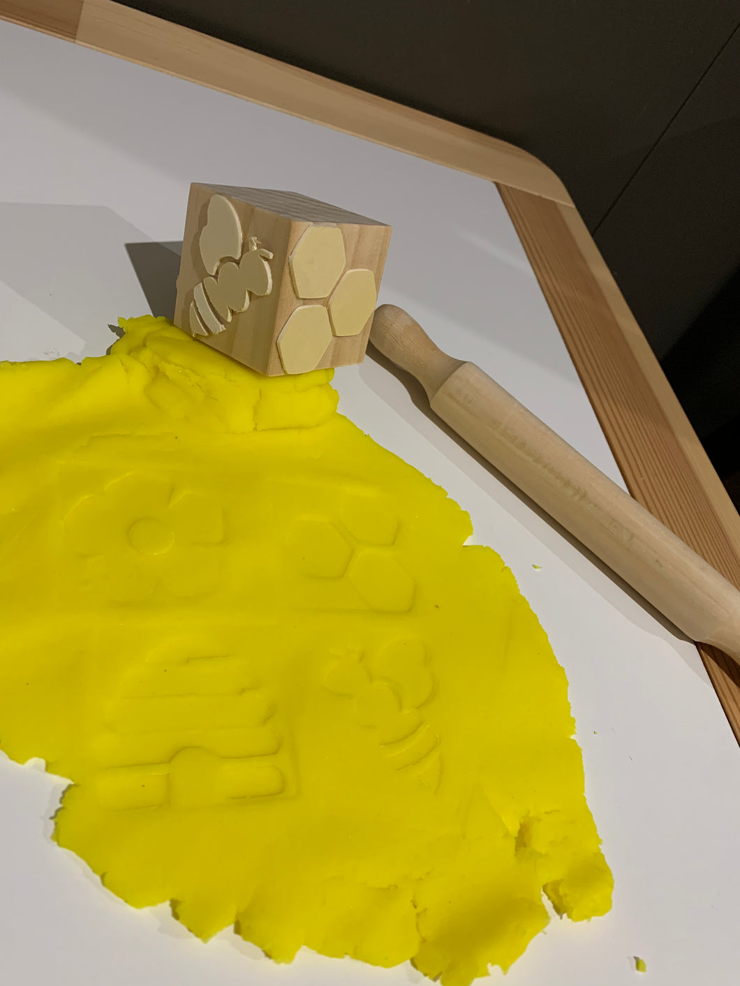 Playdough stamp - Bee